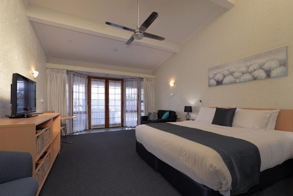 Barclay Motor Inn image 1