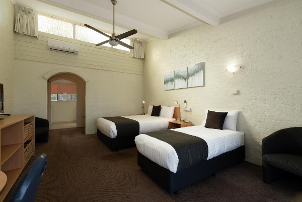 Barclay Motor Inn image 3