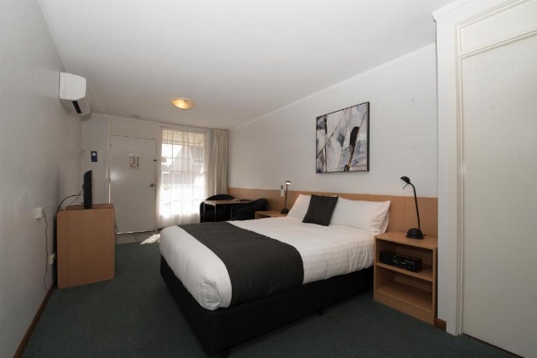 Barclay Motor Inn image 9